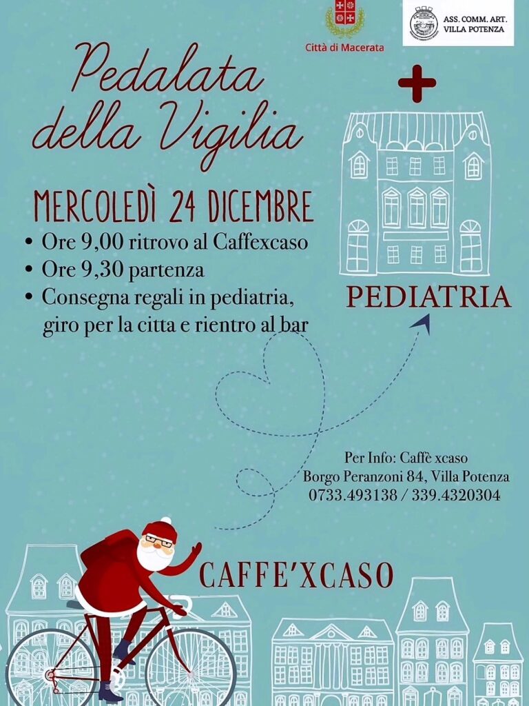 La locandina della Pedalata della Vigilia: un Babbo Natale in bicicletta davanti ai profili delle case di Macerata, con il programma di mercoledì 24 dicembre — ritrovo alle 9 al Caffè x Caso, partenza alle 9.30, consegna dei regali in pediatria, giro per la città e rientro al bar