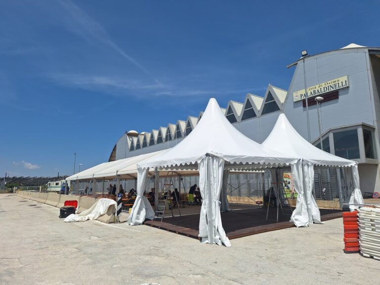 Le tende bianche del campo di protezione civile montate nel piazzale davanti al Palabaldinelli di Osimo