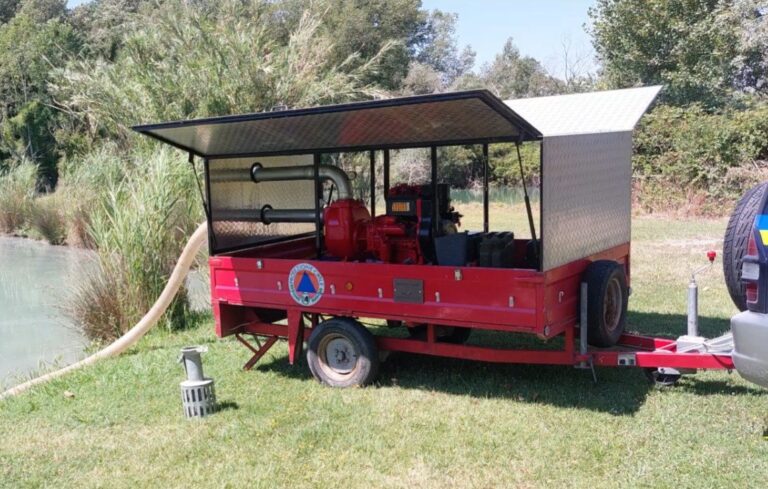 Il carrello aperto con il motore Lombardini, i tubi di mandata e la cipolla di aspirazione appoggiata a terra