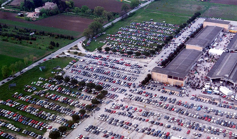 Veduta aerea del piazzale del Centro Fiere di Villa Potenza gremito di auto in sosta ordinate su file