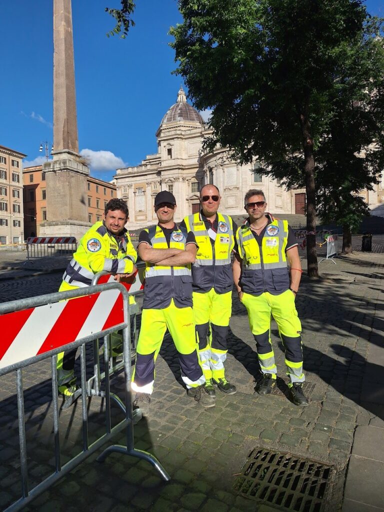 Quattro volontari accanto alle transenne davanti alla basilica di Santa Maria Maggiore