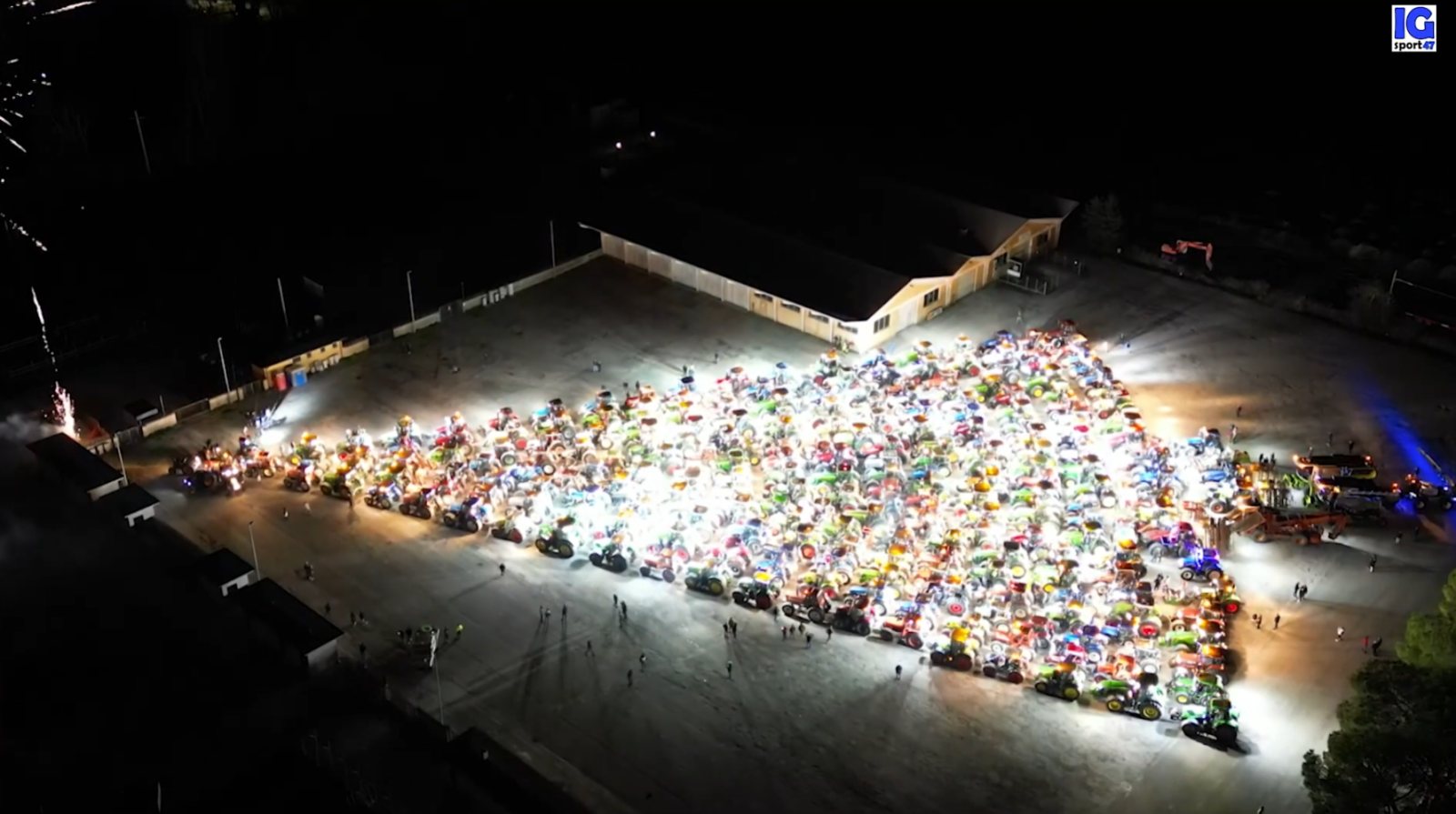 Al momento stai visualizzando L’albero di Natale Tractor Version. 252 trattori e record italiano!