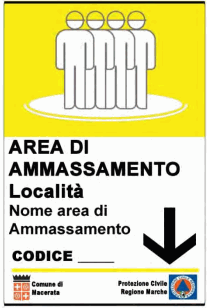 Cartello giallo della protezione civile: quattro figure stilizzate bianche affiancate, sotto la scritta «AREA DI AMMASSAMENTO» e una freccia nera rivolta in basso