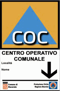 Cartello arancione con un grande triangolo azzurro, la sigla «COC» e sotto, su fondo bianco, la scritta «CENTRO OPERATIVO COMUNALE» con una freccia nera rivolta in basso