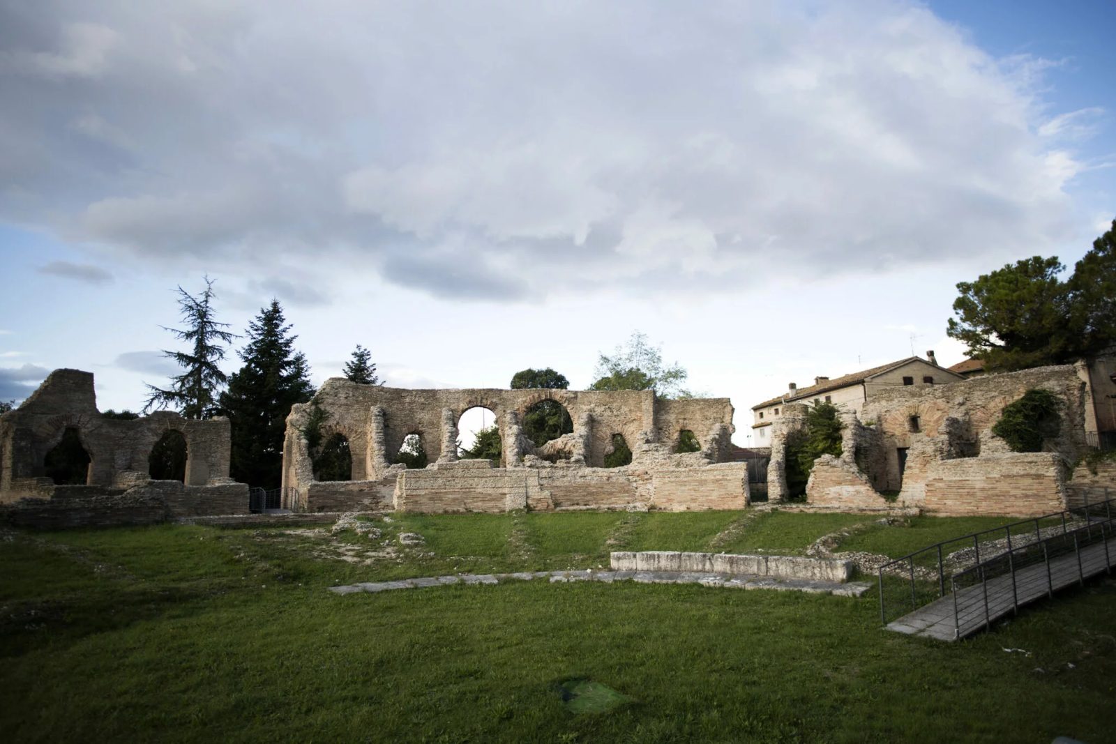 Al momento stai visualizzando Il teatro romano di Helvia Recina, il simbolo di Villa Potenza