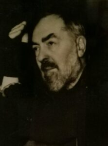 Ritratto fotografico in bianco e nero di Padre Pio da Pietrelcina, frate cappuccino con la barba bianca e il saio scuro