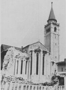 Il duomo di Venzone in rovina dopo il terremoto del Friuli, fotografia in bianco e nero del luglio 1976